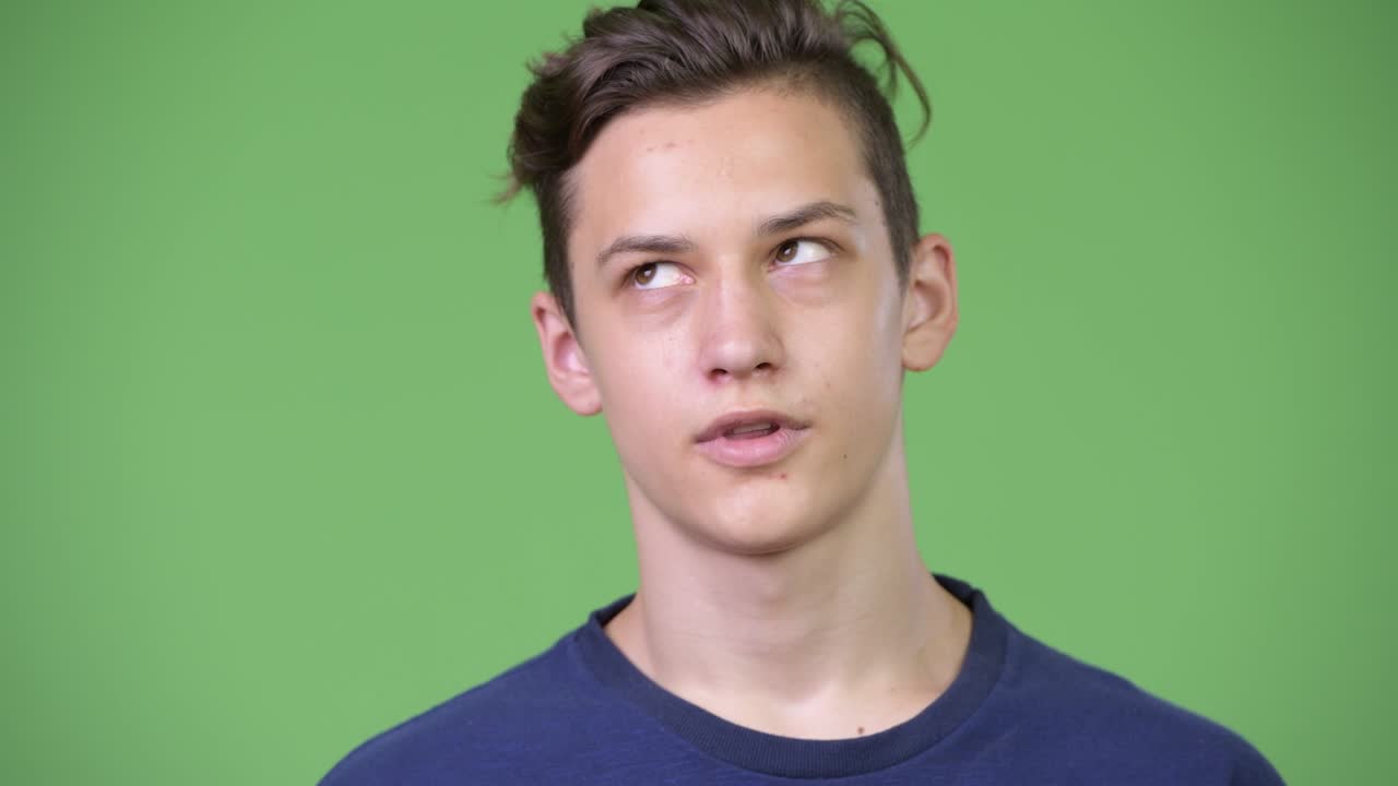 지루해 보이는 젊은 잘생긴 십대 소년