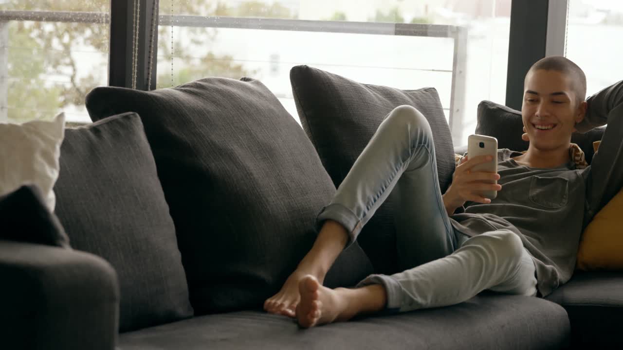 hombre usando móvil en casa 4k