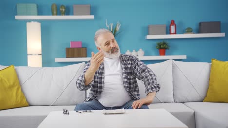 el hombre atribulado es considerado, no es rico.
