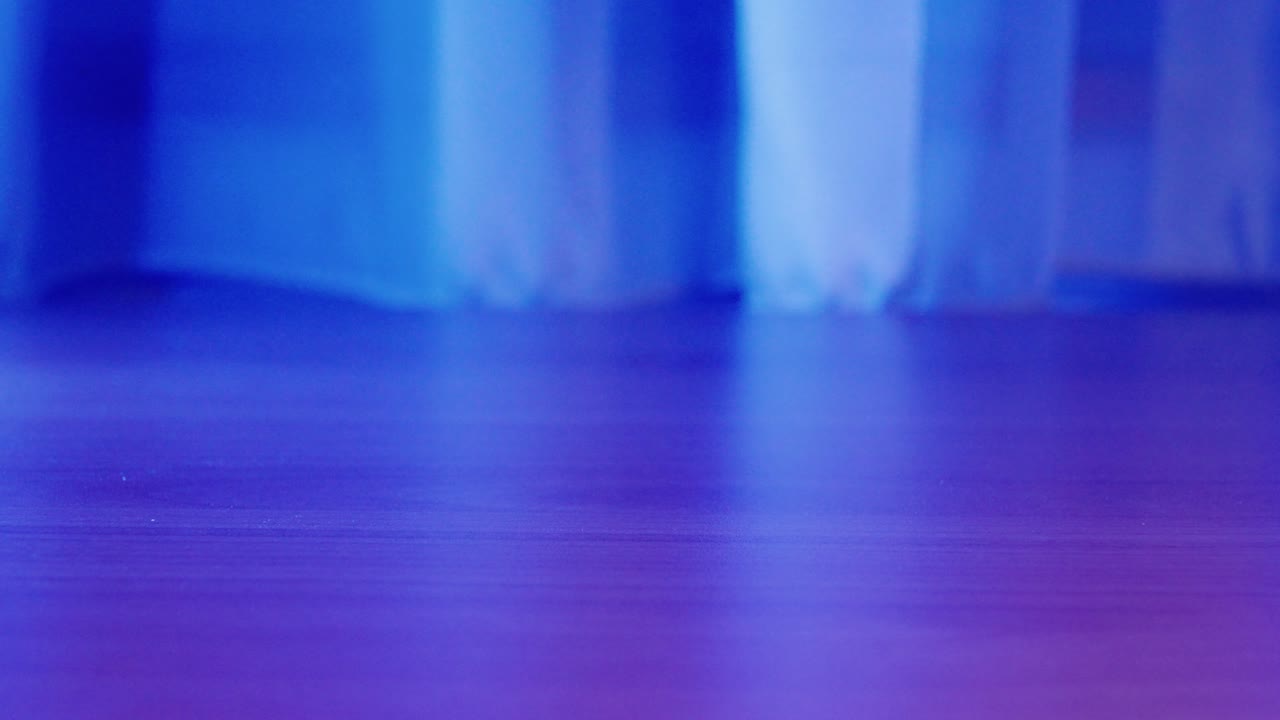 nahaufnahme von jungen männern, die das telefon vom schreibtisch mit blauem hintergrund abholen