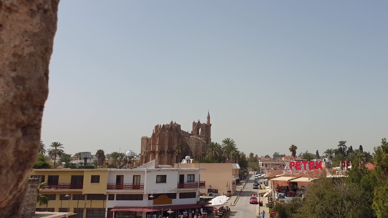 오텔로 탑에서 중세 파마구스타의 입구의 전망