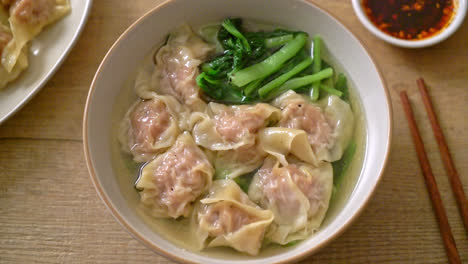 sopa wonton de cerdo o sopa de albóndigas de cerdo con verduras - estilo de comida asiática