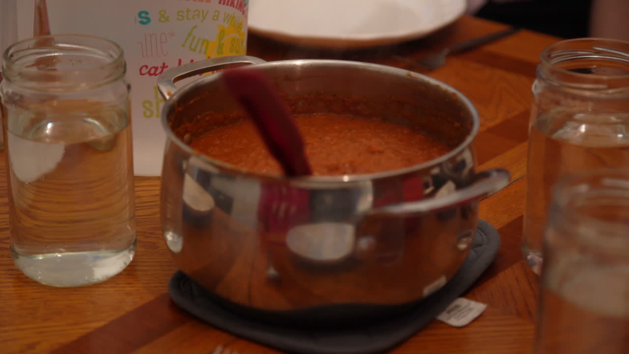 tazón de salsa de pasta roja en la mesa