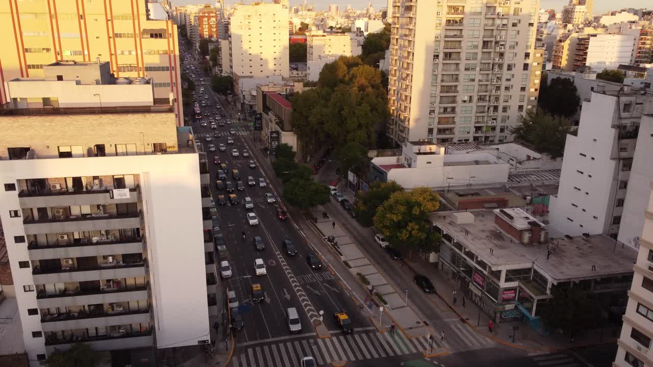 densidad de tráfico de automóviles a lo largo de la avenida córdoba en la ciudad de buenos aires al atardecer
