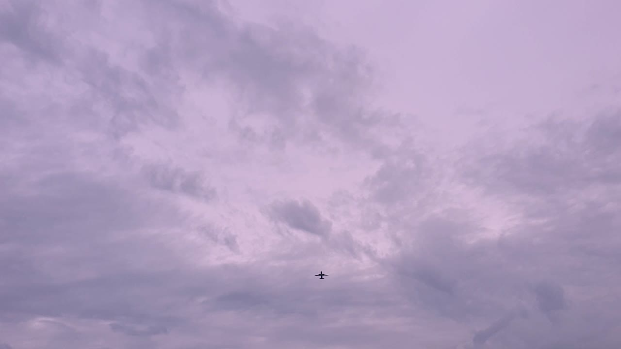 멋진 저녁 분홍색과 보라색 흐린 저녁 하늘을 날고 있는 실루엣 비행기, 비행기는 동남아시아에서 머리 위로 날아갑니다