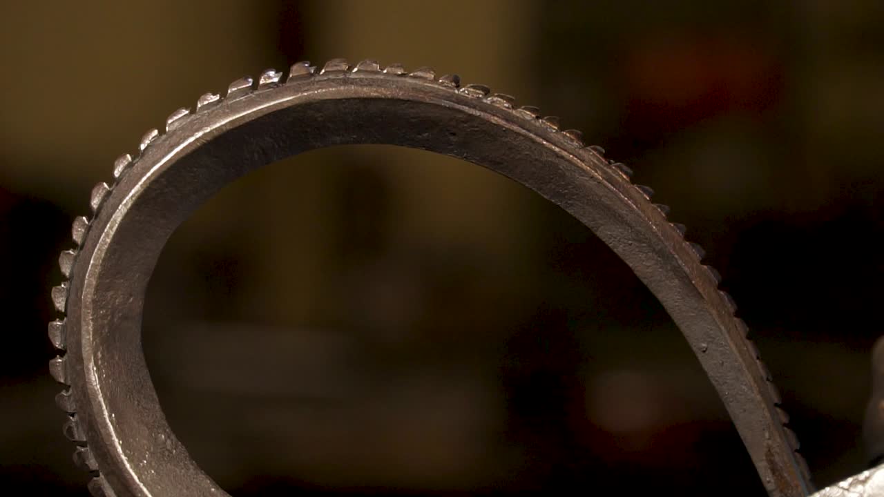 Fucinatura del metallo da parte di un fabbro in slow motion a 120fps.