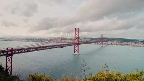 Puente-25-De-Abril-En-Lisboa,-Al-Igual-Que-El-Puente-Golden-Gate-En-San-Francisco