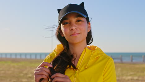 Teenager-Der-Generation-Z-Und-Gesicht-Eines-Mädchens-Am-Strand-Im-Urlaub