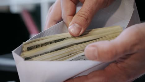 cierre de dinero en efectivo en sobre en manos. dinero bono en sobre de papel