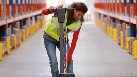 trabajadora de almacén que limpia el piso del almacén