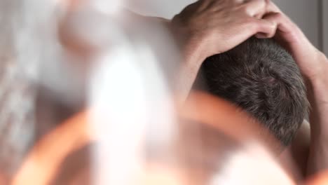 retrato de un hombre deprimido que cubre la cara con las manos, tiro con plataforma rodante