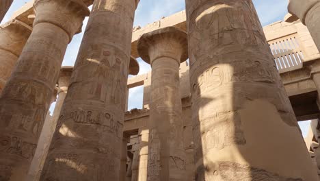 vue panoramique vers le bas jusqu'à la photo de colonnes de grès au complexe du temple de karnak en egypte