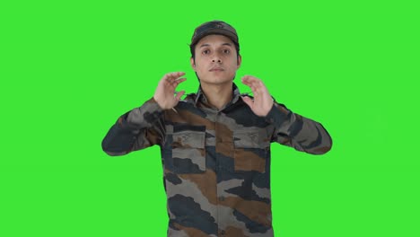 인도 군대 남자가 준비하고 있습니다 녹색 화면