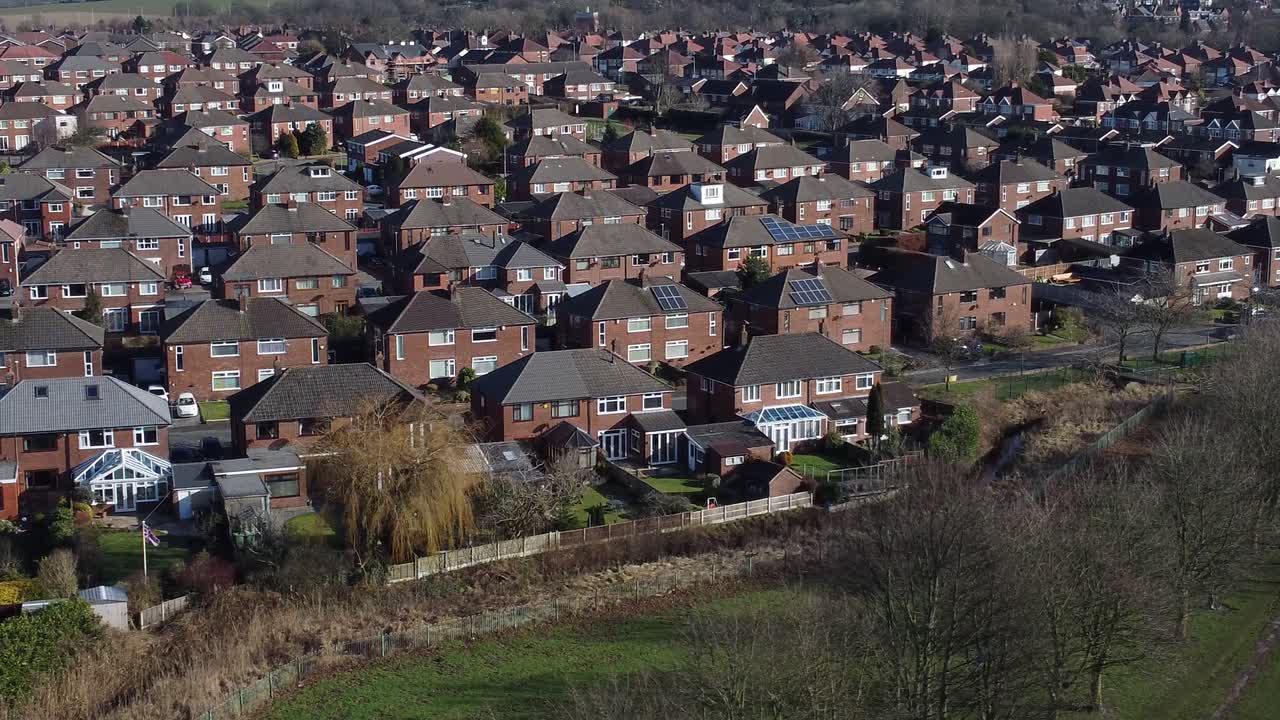 barrio suburbano distrito de los lagos casas residenciales tejados bienes raíces propiedad vista aérea bajo dolly derecha