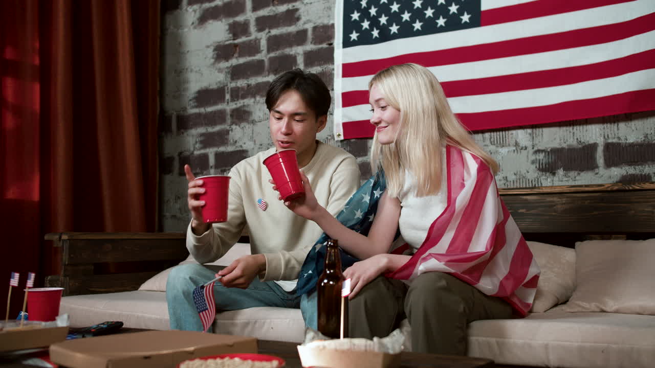 друзья празднуют 4 июля.