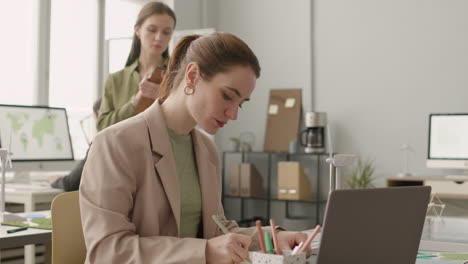 Mujer-Y-Hombre-Usando-Laptops-Sentados-En-El-Escritorio-En-La-Oficina