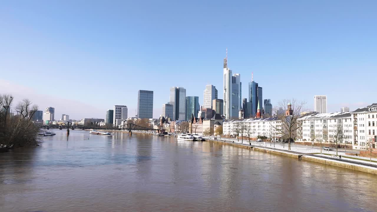 독일 프랑크푸르트암마인의 알테 브루케 다리에서 주간에 여객선을 타고 프랑크푸르트 스카이라인과 아이저너 스테그가 주요 강을 가로지릅니다.