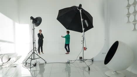 el lapso de tiempo del fotógrafo y el modelo trabajando en el estudio