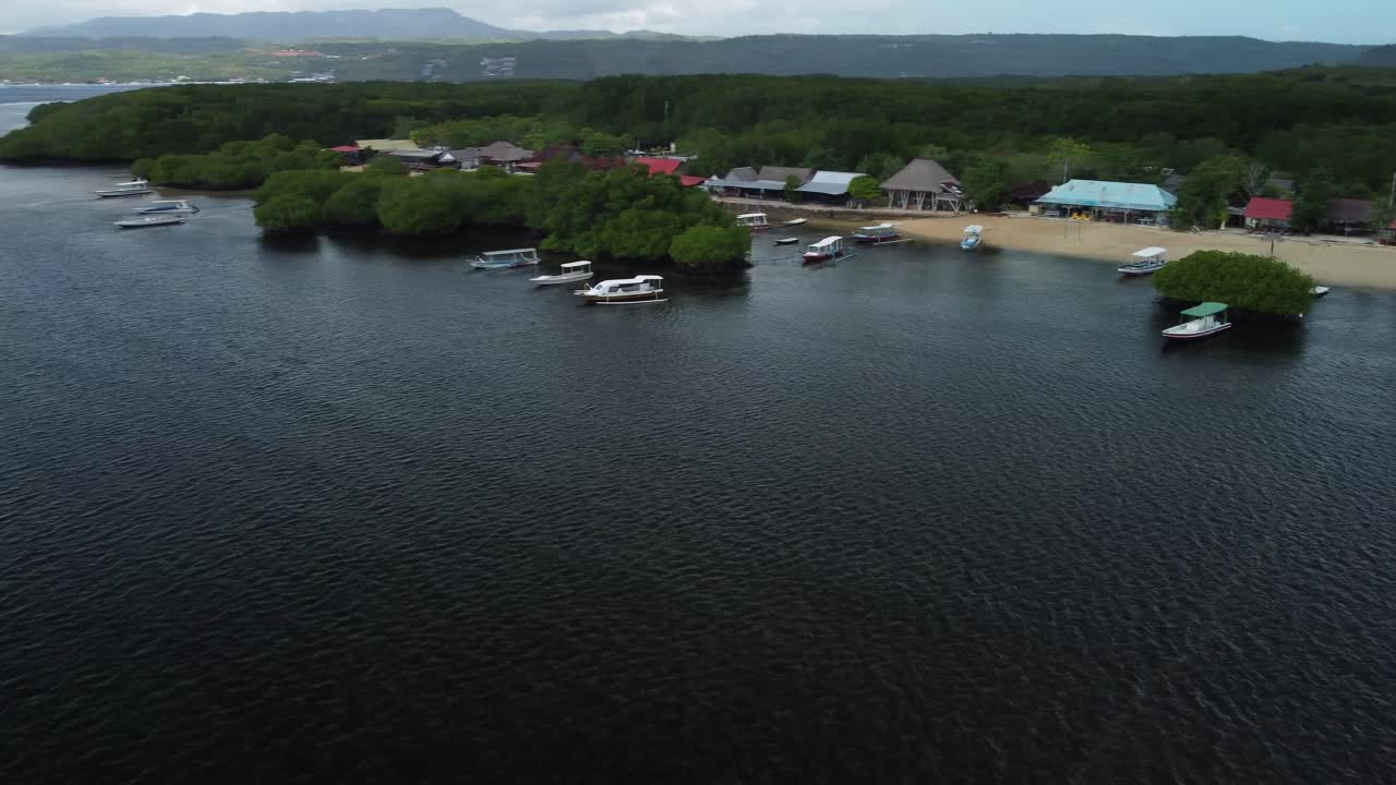 aerial de los manglares de la aldea de nusa lembogan bali, indonesia