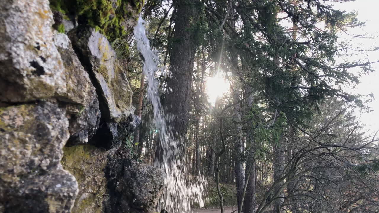 cueva con una mini cascada