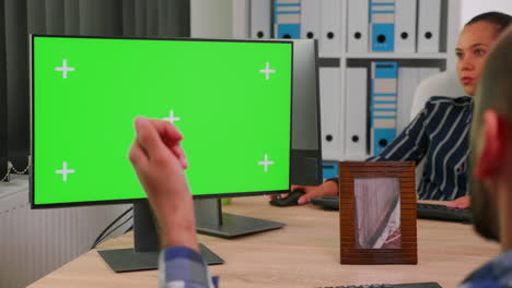 un hombre de negocios discapacitado usando una computadora con una llave chroma.