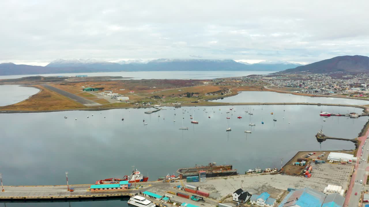 vista panorámica del amplio puerto de atraque en la ciudad de ushuaia, argentina