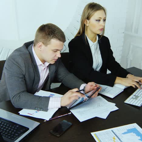 Discussion-Between-Businessman-And-Businesswoman