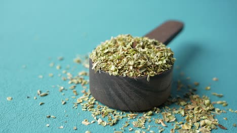 orégano seco en cuchara de medición de madera