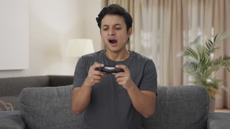 hombre indio cansado jugando videojuegos