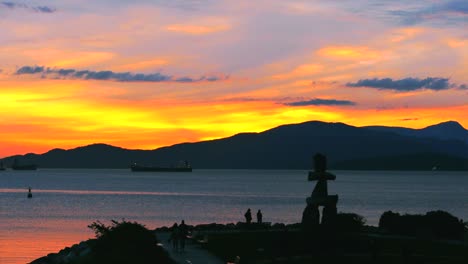 Silueta-Al-Atardecer-Del-Inukshuk-De-Vancouver