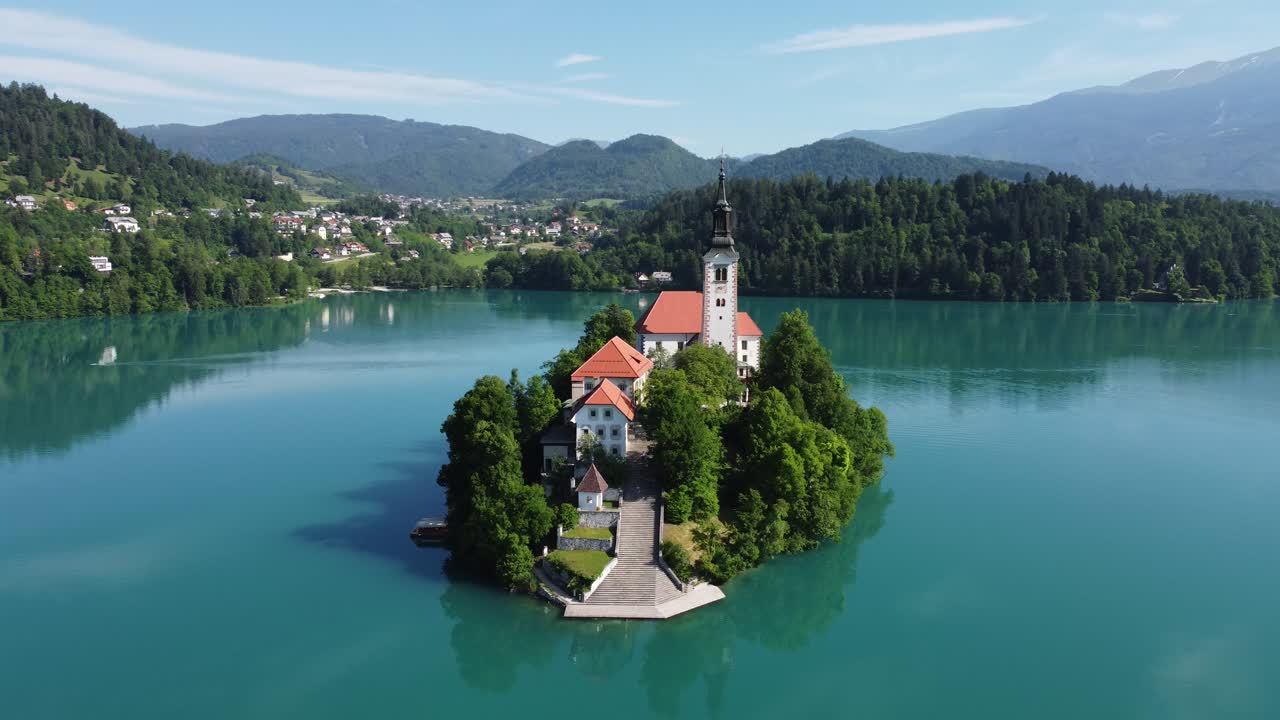 Romanttinen Bled-järvi ja sen saari ilmasta käsin. 4K-laatuinen drone-arkistovideo.
