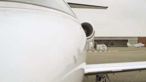Pan-Shot-Zeigt-Luxuriöses-Weißes-Cessna-flugzeug,-Das-Auf-Einem-Privaten-Flughafen-Parkt