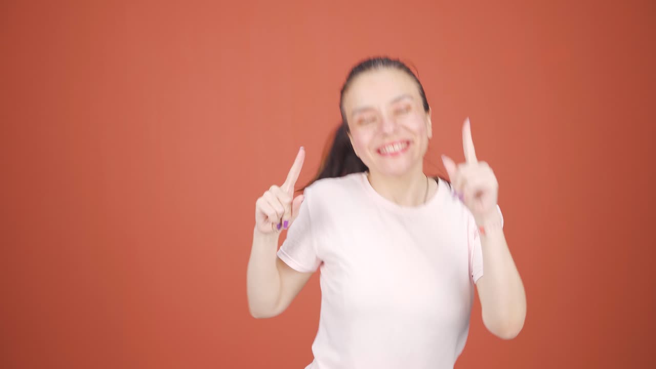 그 여자는 웃긴 방식으로 춤을 추고 있습니다.