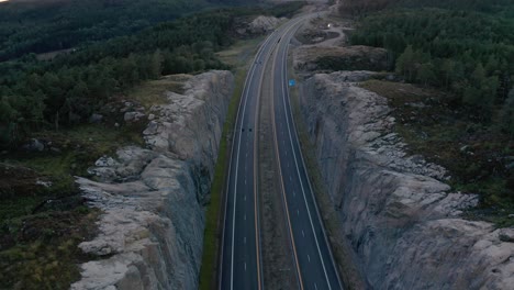 carretera sin coches en puesta de sol-3