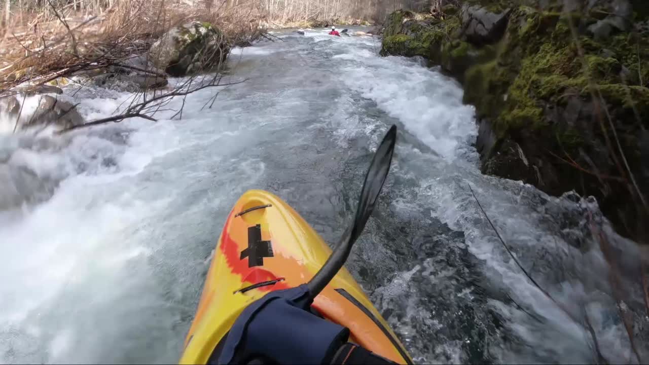 Vista in prima persona di kayak in acque bianche sul fiume Applegate al confine tra California e Oregon