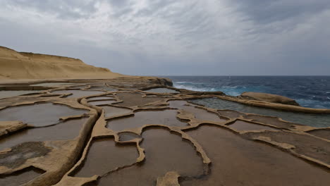 Produktion-Von-Steinmeersalzpfannen-Entlang-Der-Küste-Von-Valletta,-Malta