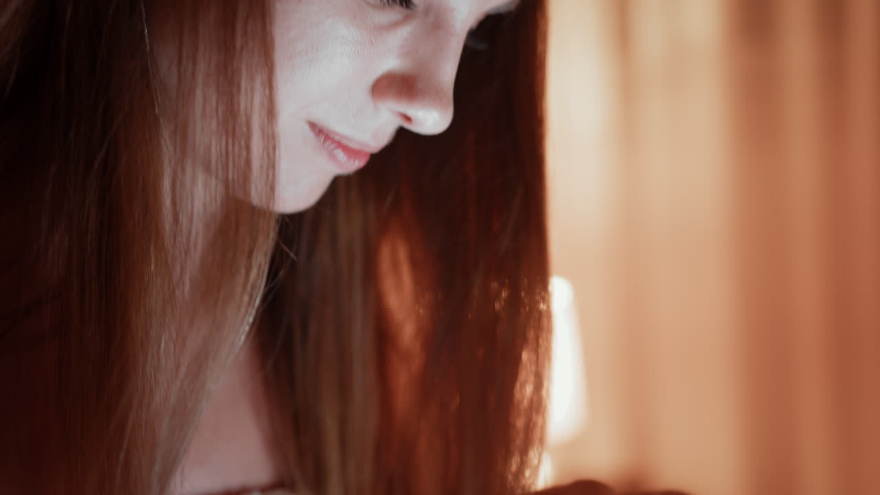 밤에 신용카드로 지불하는 여자