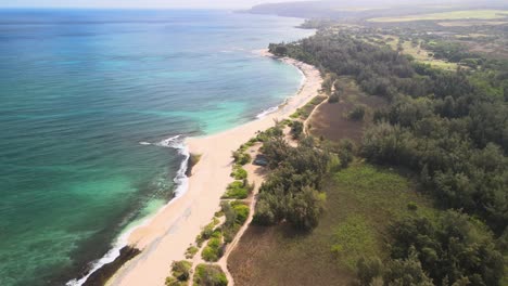 vista aérea siguiendo la costa de la playa de la policía en oahu hawaii