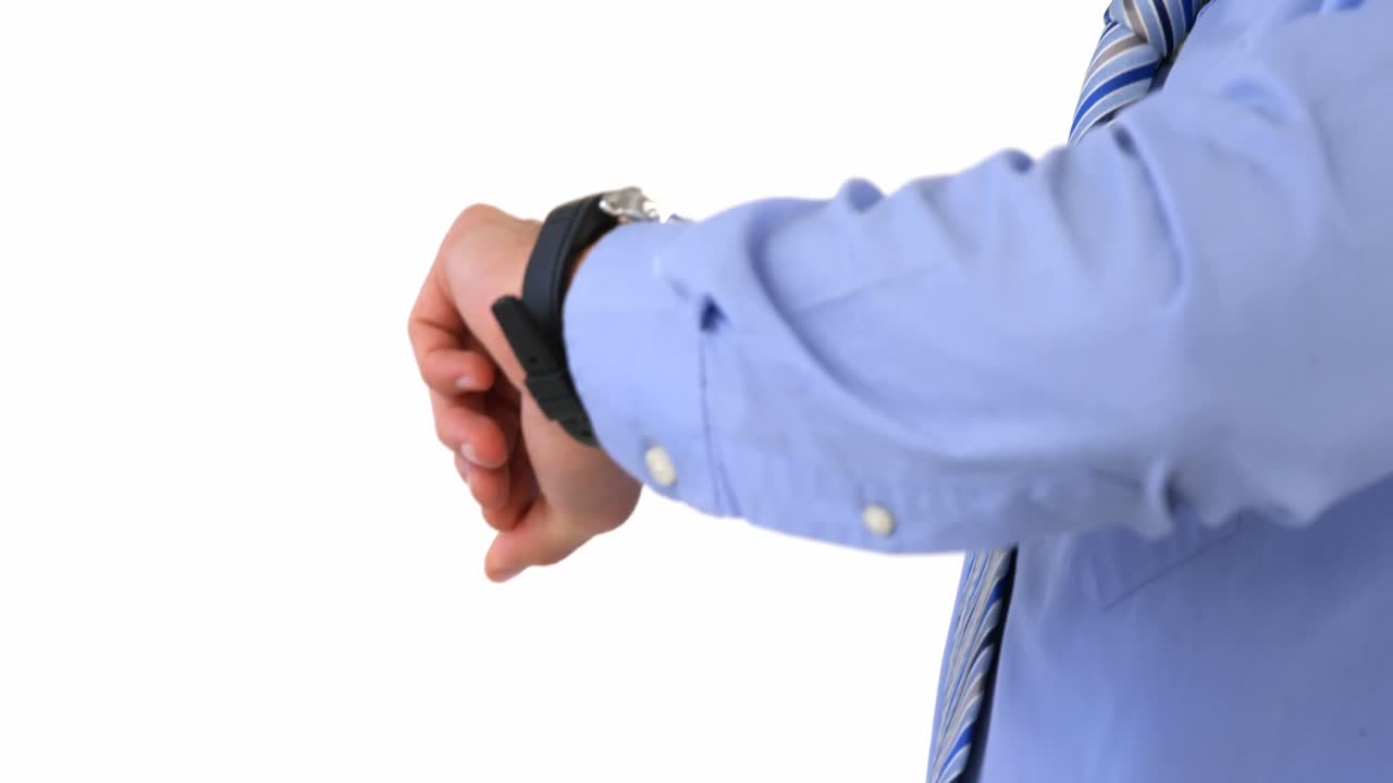 un hombre de negocios fingiendo ser un superhéroe comprobando el tiempo.