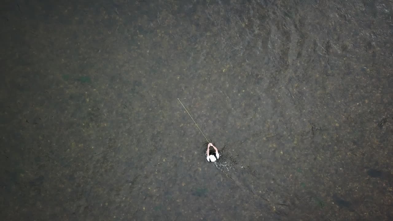유타-3 산맥의 프로보 강에서 제물 낚시를 하는 남자 위에 조감도 드론이 쐈습니다.