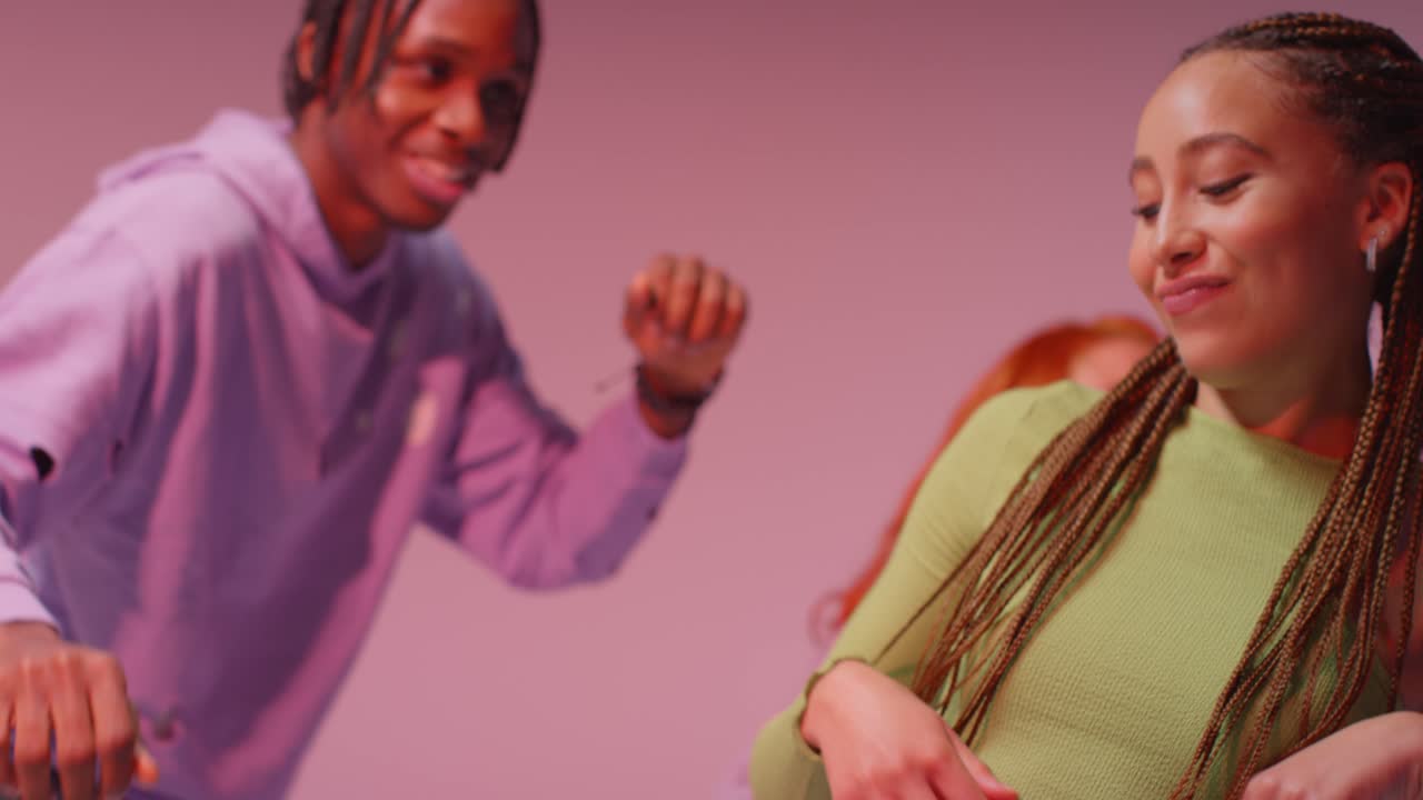 젊은 gen z 친구들이 분홍색 배경에 클럽에서 춤을 추는 스튜디오 촬영 8