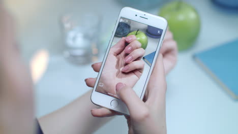 Frau-Macht-Mobiles-Video-Von-Manikürten-Nägeln.-IPhone-Video-Einer-Handmaniküre