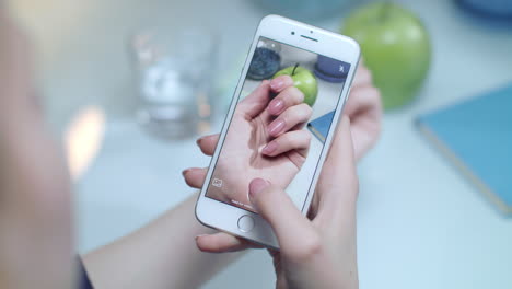 mulher fazendo um vídeo móvel de unhas manicuradas. vídeo de iphone de manicure de mão