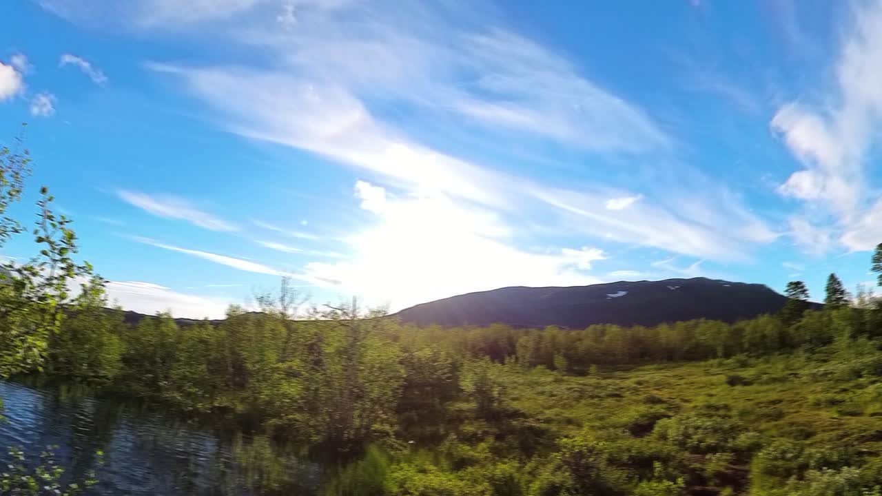 vista 360 al lado del río rodeado de un paisaje de pradera verde en suecia