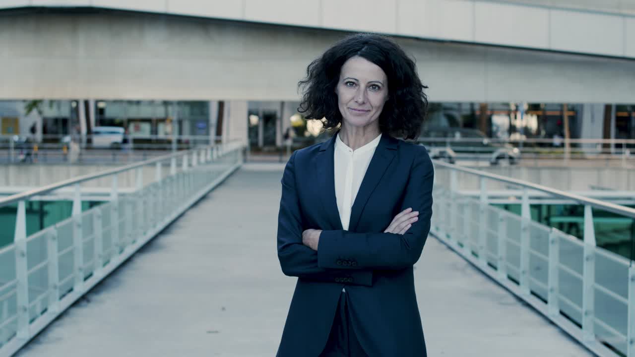 mujer de negocios de mediana edad segura de sí misma