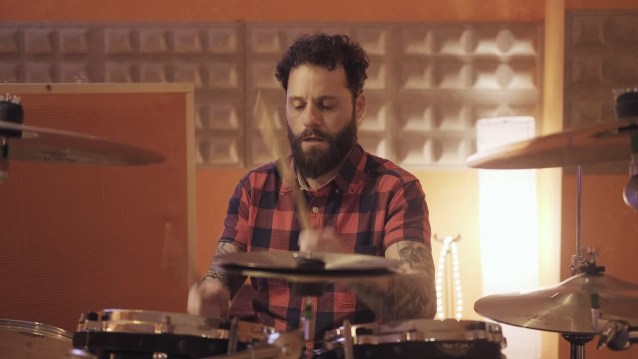 músico tocando el tambor