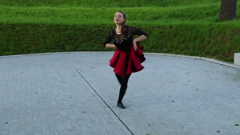 bailarina de cuerpo completo bailando en el parque