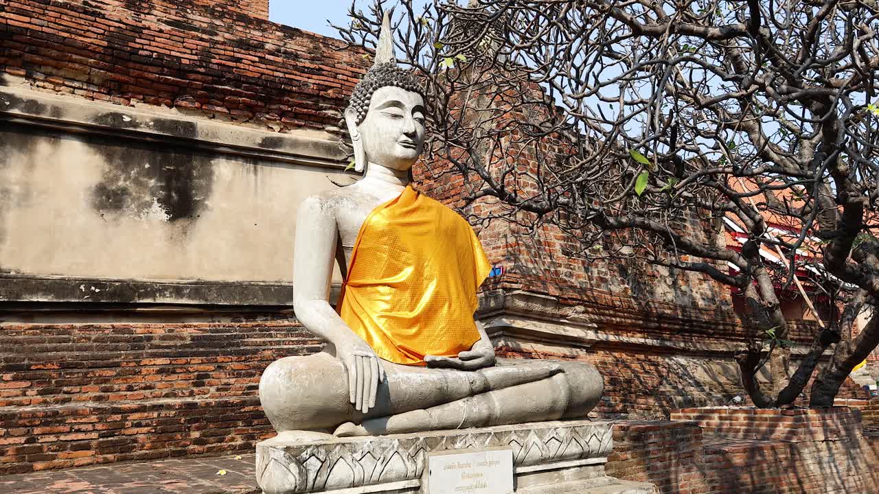 estatua de buda con túnica amarilla en ayutthaya