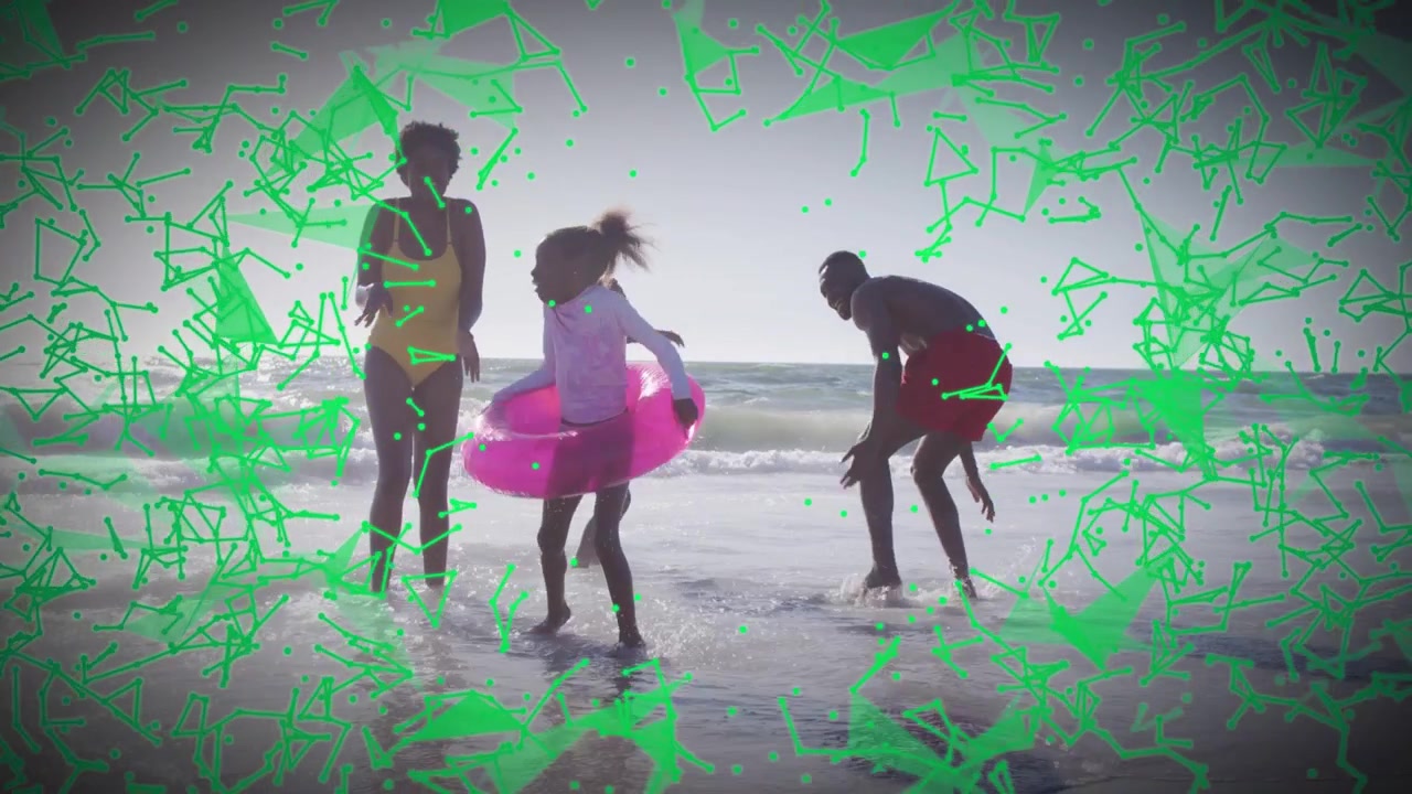 Famiglia che gioca sulla riva, onde che spingono una ragazza che cammina con un salvagente rosa, overlay verde che incornicia per la salute.