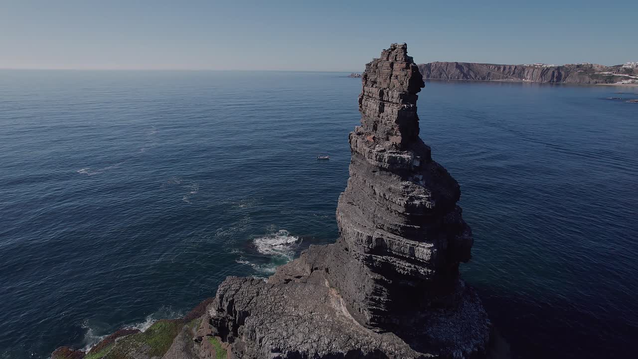 Vila Nova de Mil Fontes, Odemira, Alentejo, Portekiz'in Atlantik kıyısı boyunca açık denizde yer alan, farklılaşmış deniz erozyonu ile şekillenmiş ve görünür yatay tabakalanmaya sahip tortul kumtaşı deniz falez kütlesi
